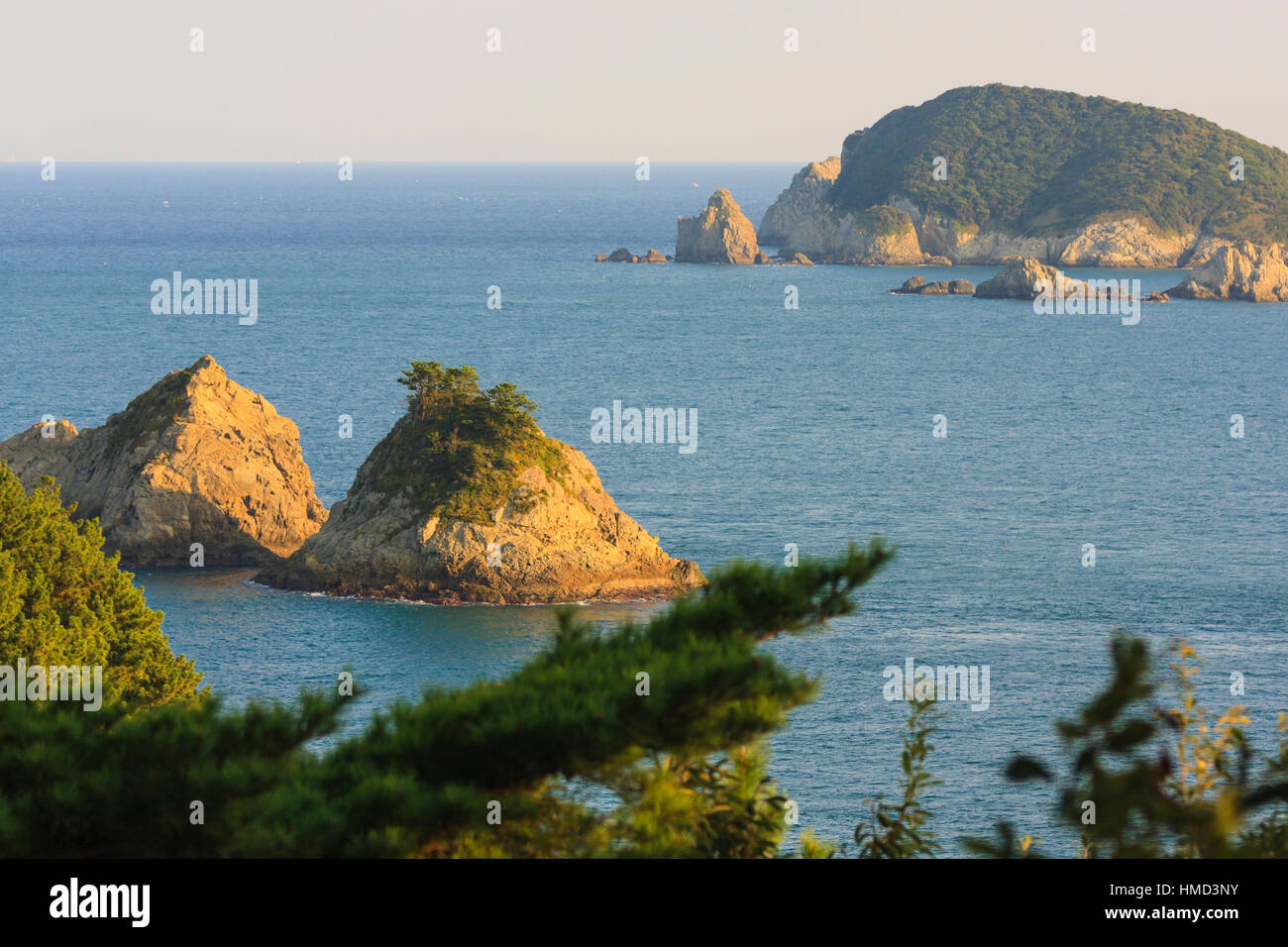 Daesobyeongdaedo vicino al tramonto; piccole isole al largo di Geojedo, Corea del Sud Foto Stock