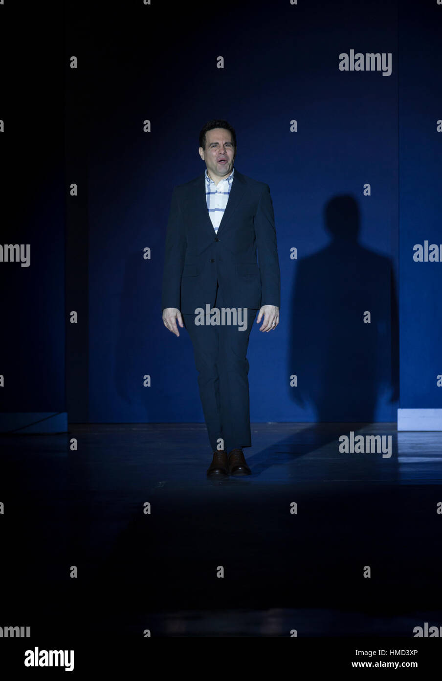 New York, Stati Uniti. 01 feb 2017. Mario Cantone in abito Haspel passeggiate pista per la giacca blu fashon show nel supporto per il cancro della prostata sensibilizzazione durante la settimana della moda di New York al Molo 59 Credito: Lev Radin/Pacific Press/Alamy Live News Foto Stock