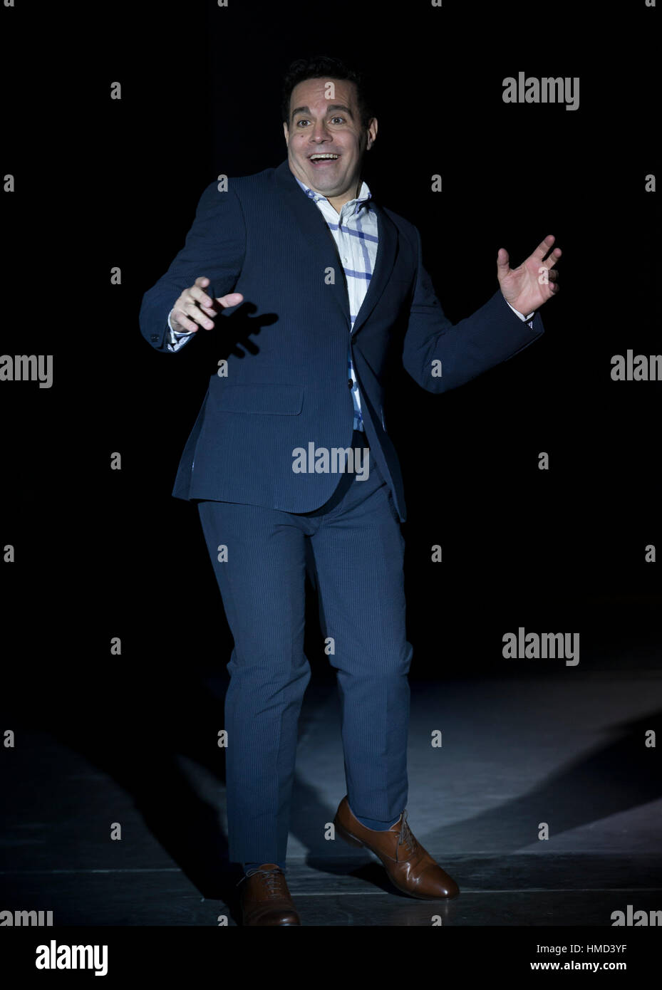 New York, Stati Uniti. 01 feb 2017. Mario Cantone in abito Haspel passeggiate pista per la giacca blu fashon show nel supporto per il cancro della prostata sensibilizzazione durante la settimana della moda di New York al Molo 59 Credito: Lev Radin/Pacific Press/Alamy Live News Foto Stock