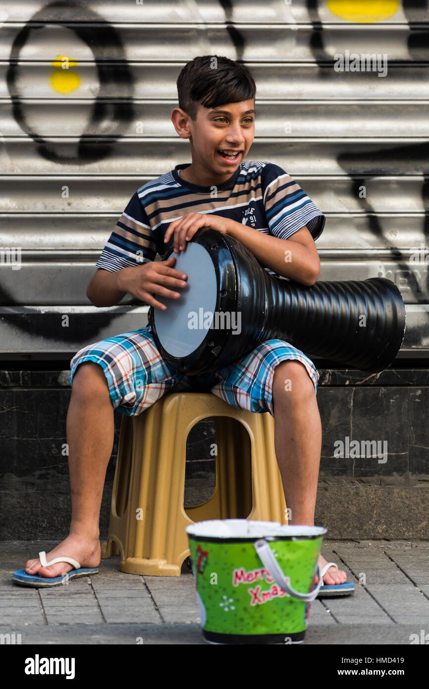 Istanbul, Turchia - 18 Giugno 2016: il giovane musicista di strada di eseguire con il suo strumento in Viale Istiklal, Istanbul. Nota in inglese come indipendenza Foto Stock