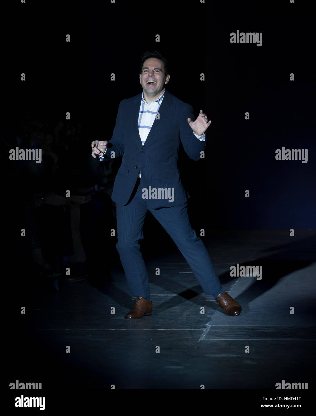New York, Stati Uniti. 01 feb 2017. Mario Cantone in abito Haspel passeggiate pista per la giacca blu fashon show nel supporto per il cancro della prostata sensibilizzazione durante la settimana della moda di New York al Molo 59 Credito: Lev Radin/Pacific Press/Alamy Live News Foto Stock