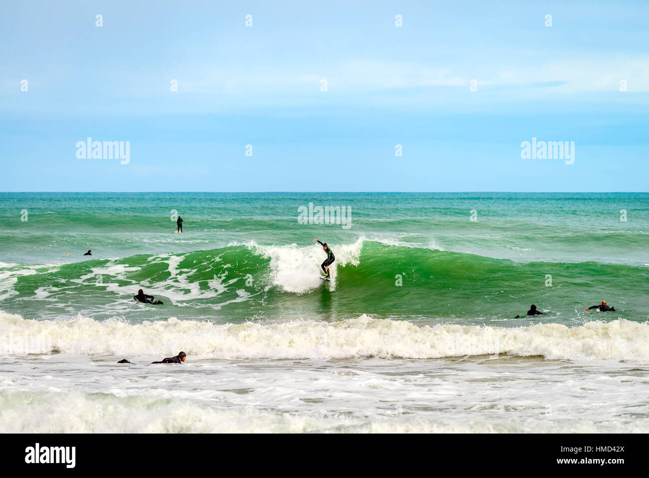 Adelaide, Australia - Agosto 14, 2016: Surfer scorrendo l'onda di Middleton Beach in un giorno. Middleton Beach è uno dei luoghi più famosi per surfi Foto Stock