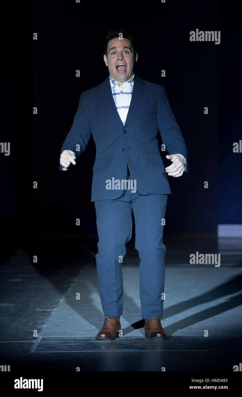 New York, Stati Uniti. 01 feb 2017. Mario Cantone in abito Haspel passeggiate pista per la giacca blu fashon show nel supporto per il cancro della prostata sensibilizzazione durante la settimana della moda di New York al Molo 59 Credito: Lev Radin/Pacific Press/Alamy Live News Foto Stock