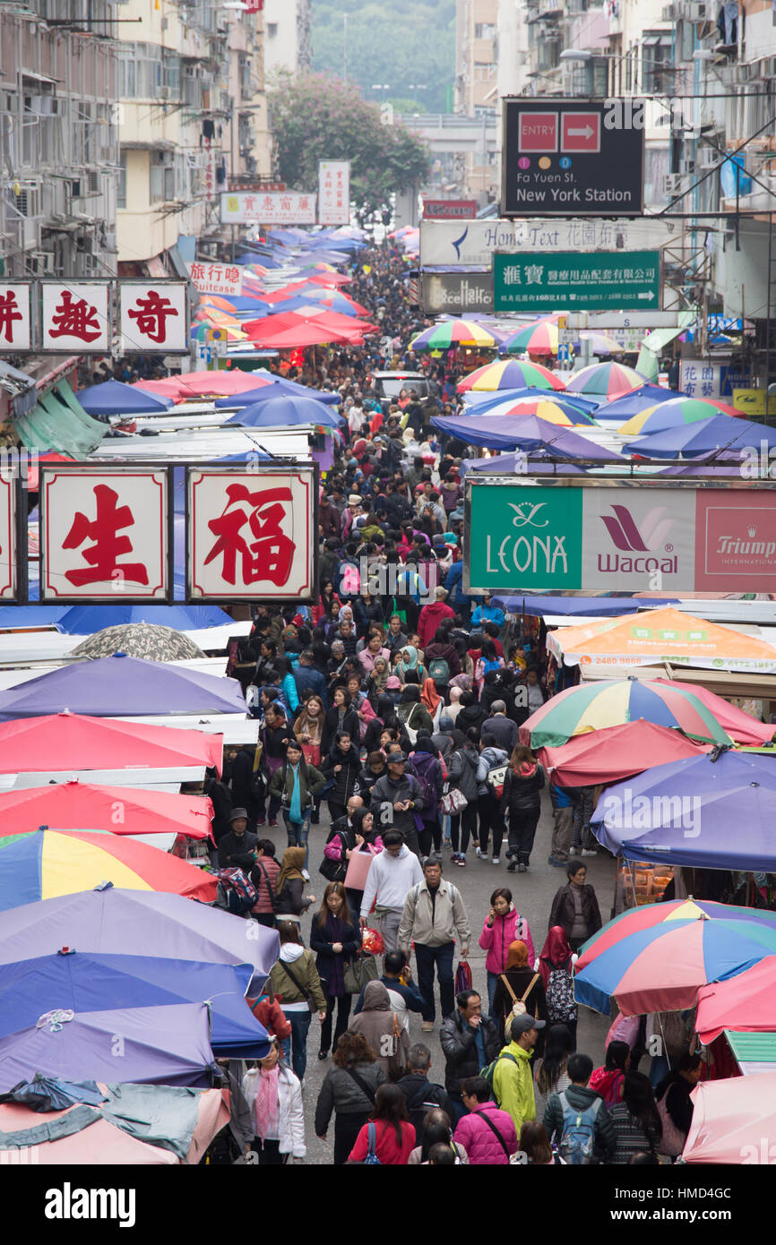 Le persone camminare tra i negozi nelle strade di Mong Kok del distretto di Hong Kong Foto Stock