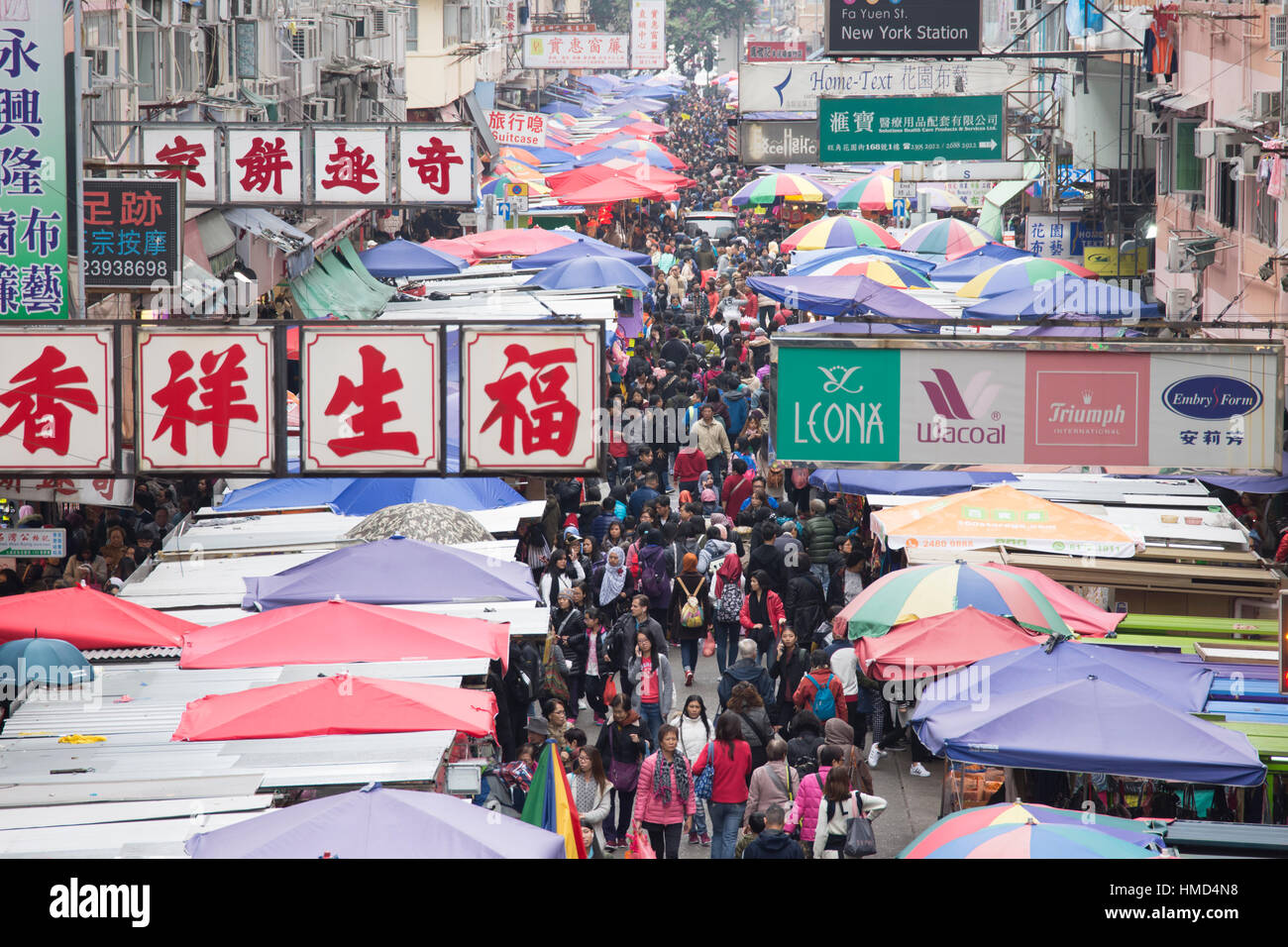 Le persone camminare tra i negozi nelle strade di Mong Kok del distretto di Hong Kong Foto Stock