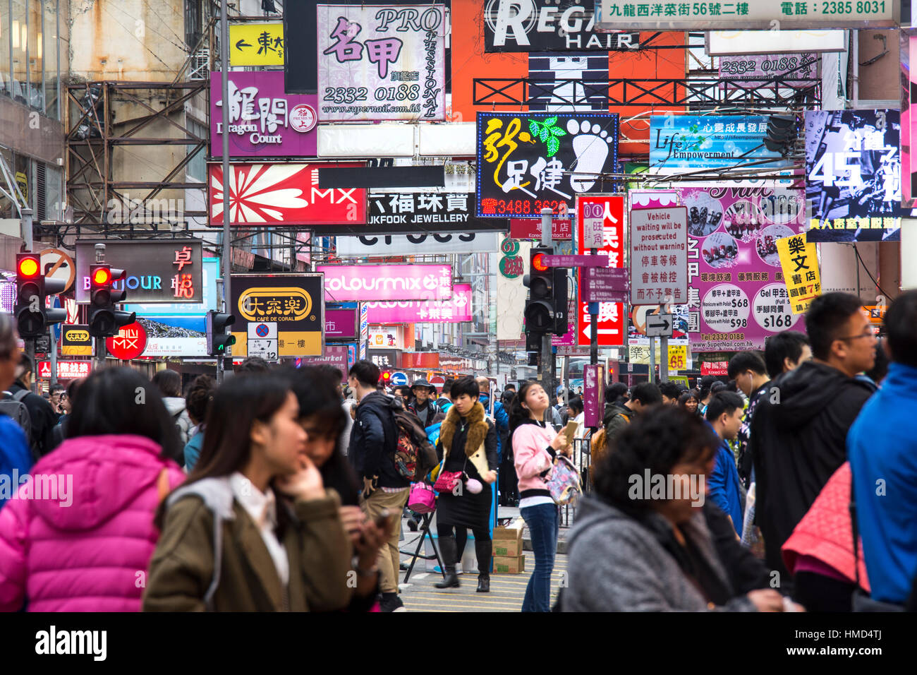 Le persone camminare tra i negozi nelle strade di Mong Kok del distretto di Hong Kong Foto Stock