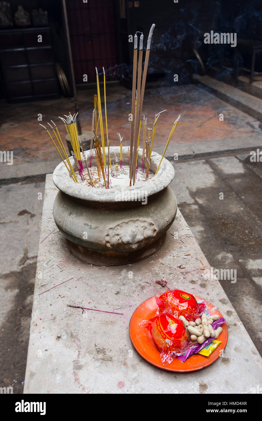 Bastoncini di incenso e alcune offerte in Sik sik Yuen Wong Tai Sin temple di Hong Kong Foto Stock