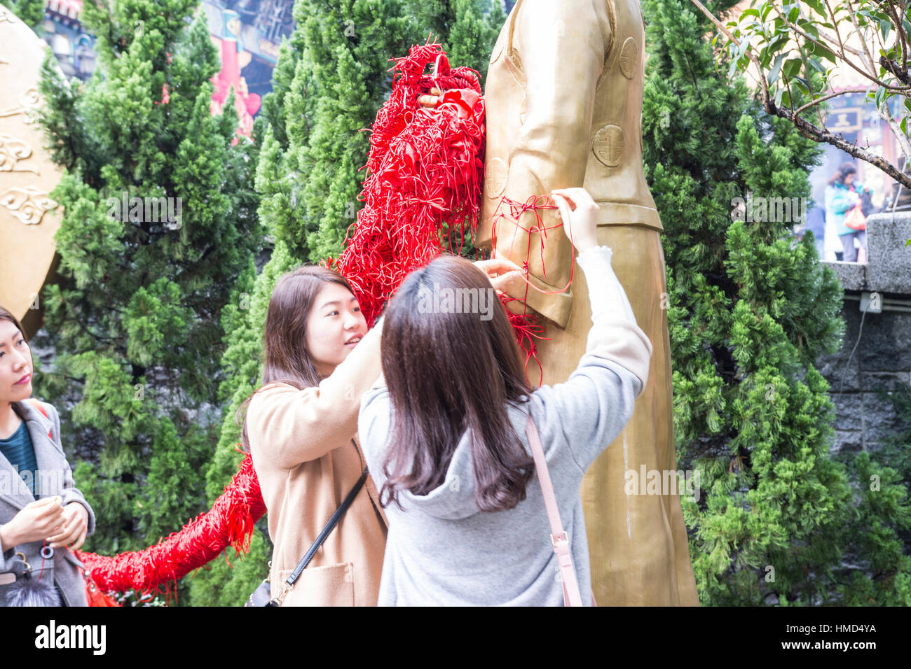 Giovani donne in Sik sik Yuen Wong Tai Sin temple di Hong Kong Foto Stock