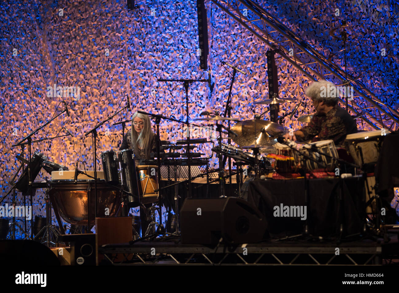 Dame Evelyn Glennie & Trilok Gurtu eseguire "il ritmo in Me', al Celtic Connections Festival a Glasgow, in Scozia. Foto Stock