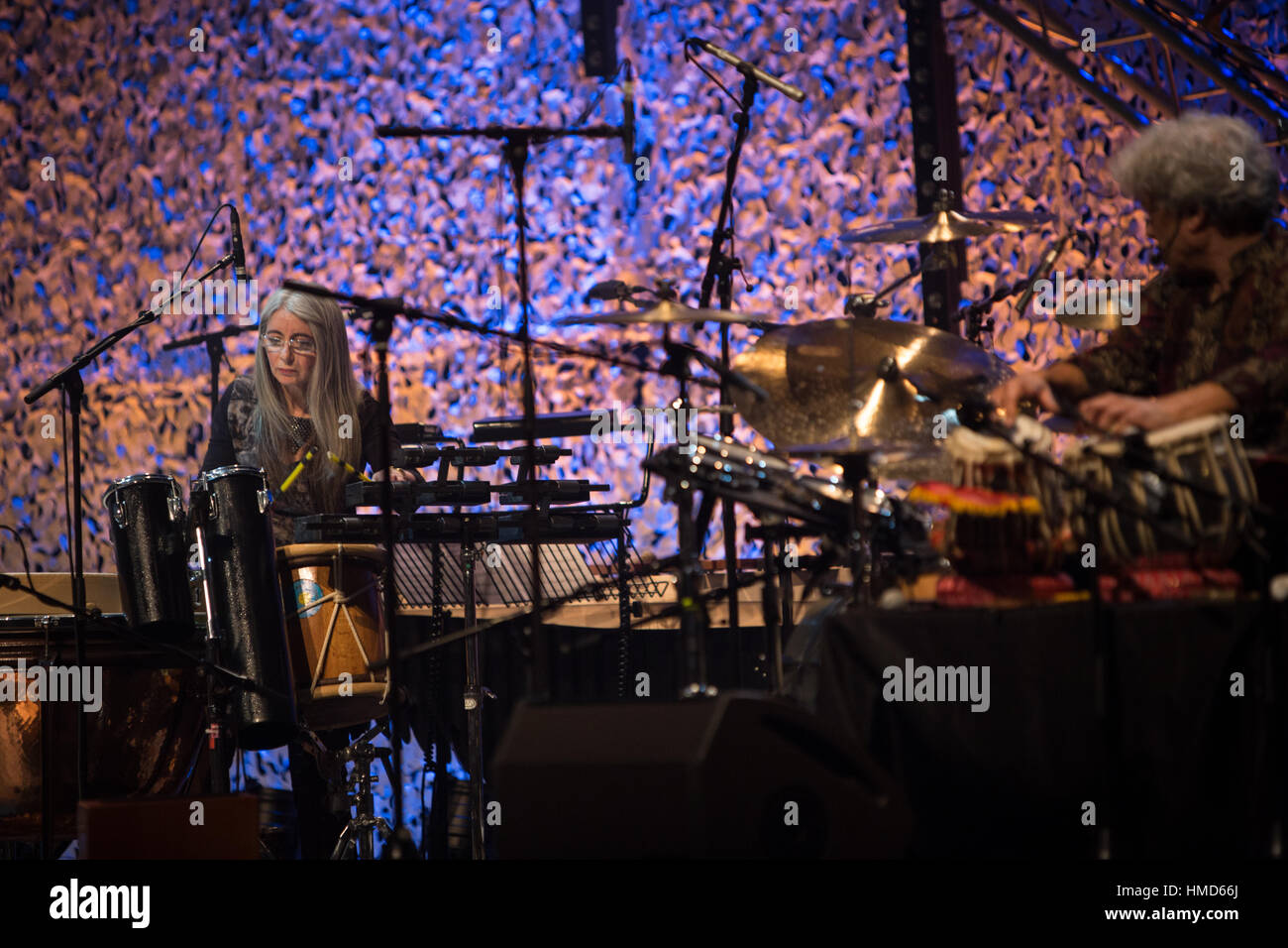 Dame Evelyn Glennie & Trilok Gurtu eseguire "il ritmo in Me', al Celtic Connections Festival a Glasgow, in Scozia. Foto Stock