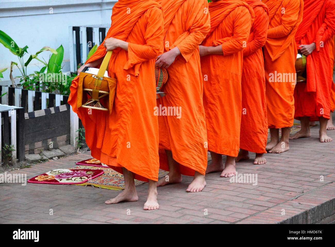 I monaci raccogliere offerte di cibo dai locali a Luang Prabang, Laos, sud-est asiatico. Foto Stock