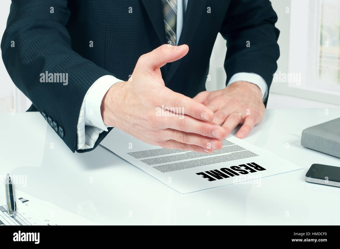 Hr manager raggiunge il candidato. Colloqui e assunzioni Foto Stock