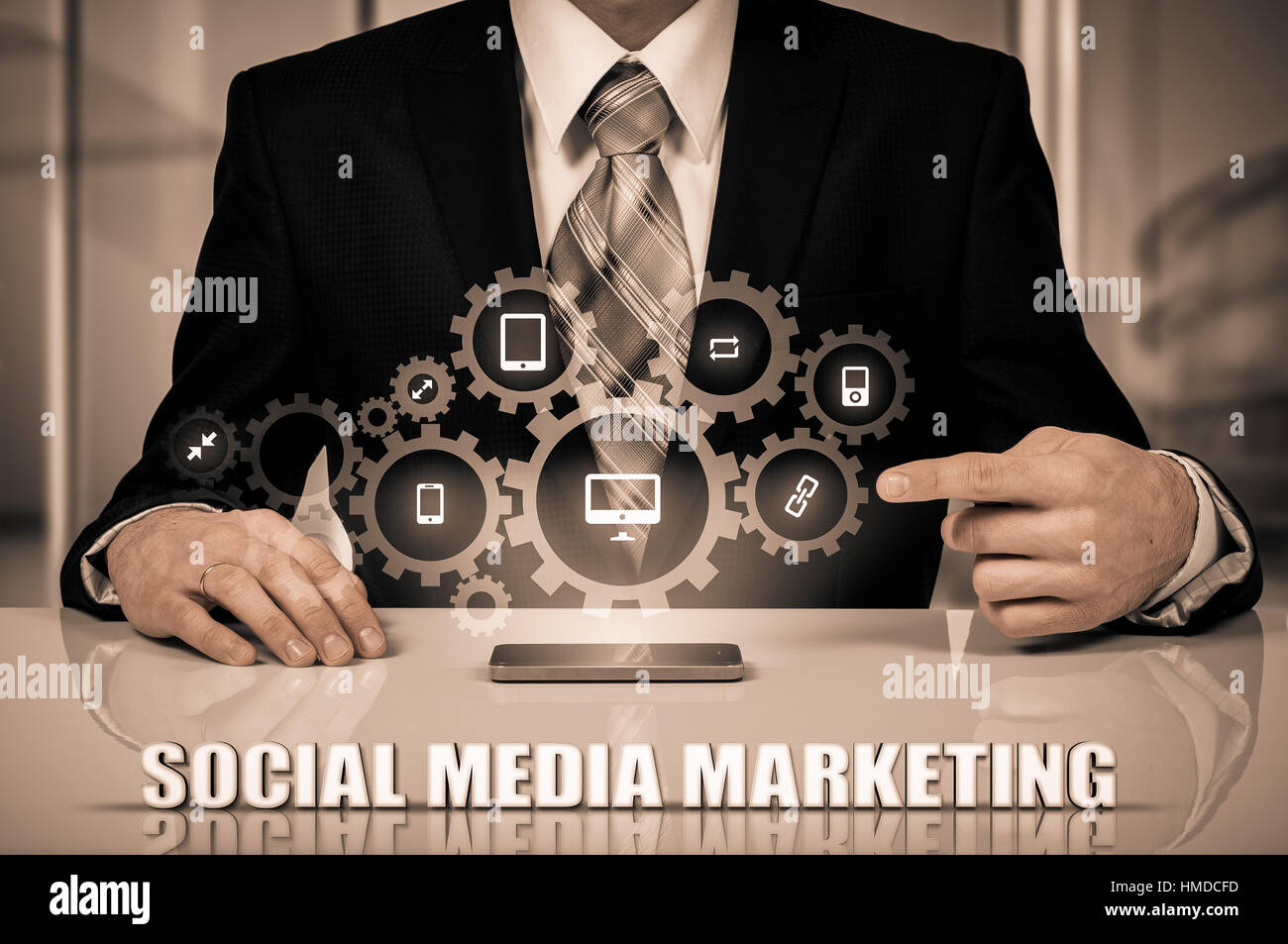 Business, tecnologia Internet e networking concetto. SMM - Social Media Marketing virtuale sul display. Foto Stock