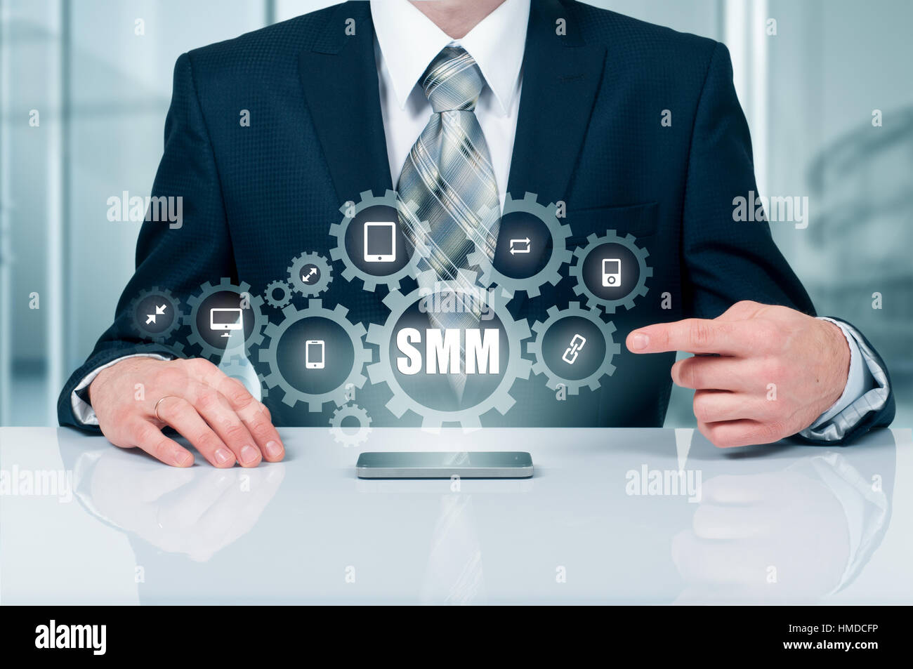 Business, tecnologia Internet e networking concetto. SMM - Social Media Marketing virtuale sul display. Foto Stock