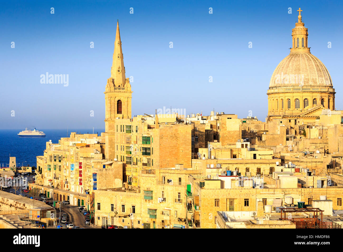 Vista di la Valletta città vecchia, malta con una nave da crociera in distanza e St Pauls Cattedrale Anglicana e di Nostra Signora del Monte Carmelo chiesa Foto Stock