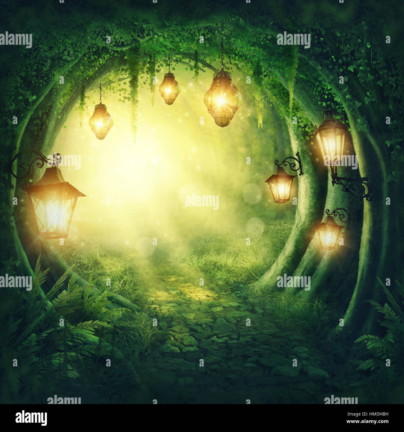 Strada in una magica foresta scura Foto Stock