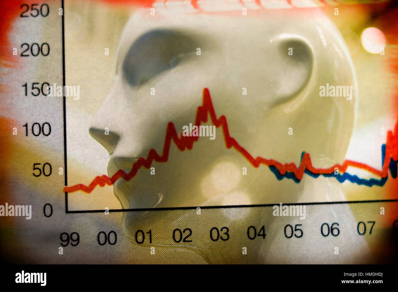 Assemblaggio di un economico grafico digitale con una testa di un manichino maschio in background. Foto Stock