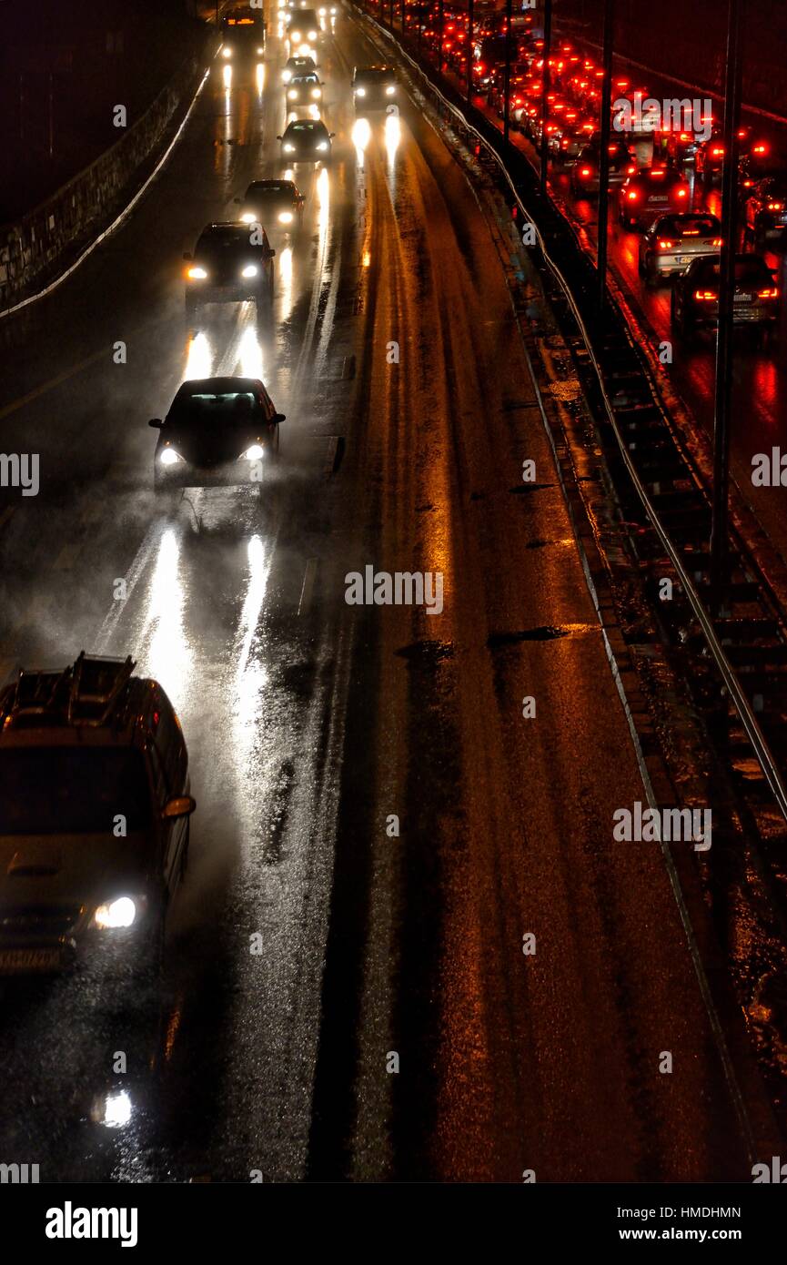 Il traffico notturno in una città, Trasa Lazienkowska a Varsavia, Polonia Foto Stock