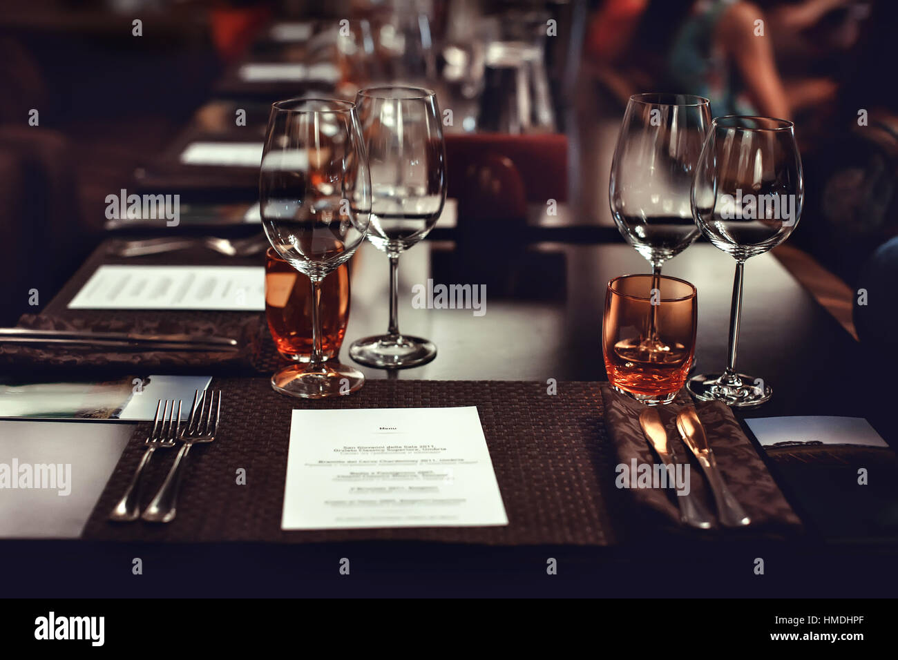 Impostare la tabella per la degustazione di vino e piatto Foto Stock