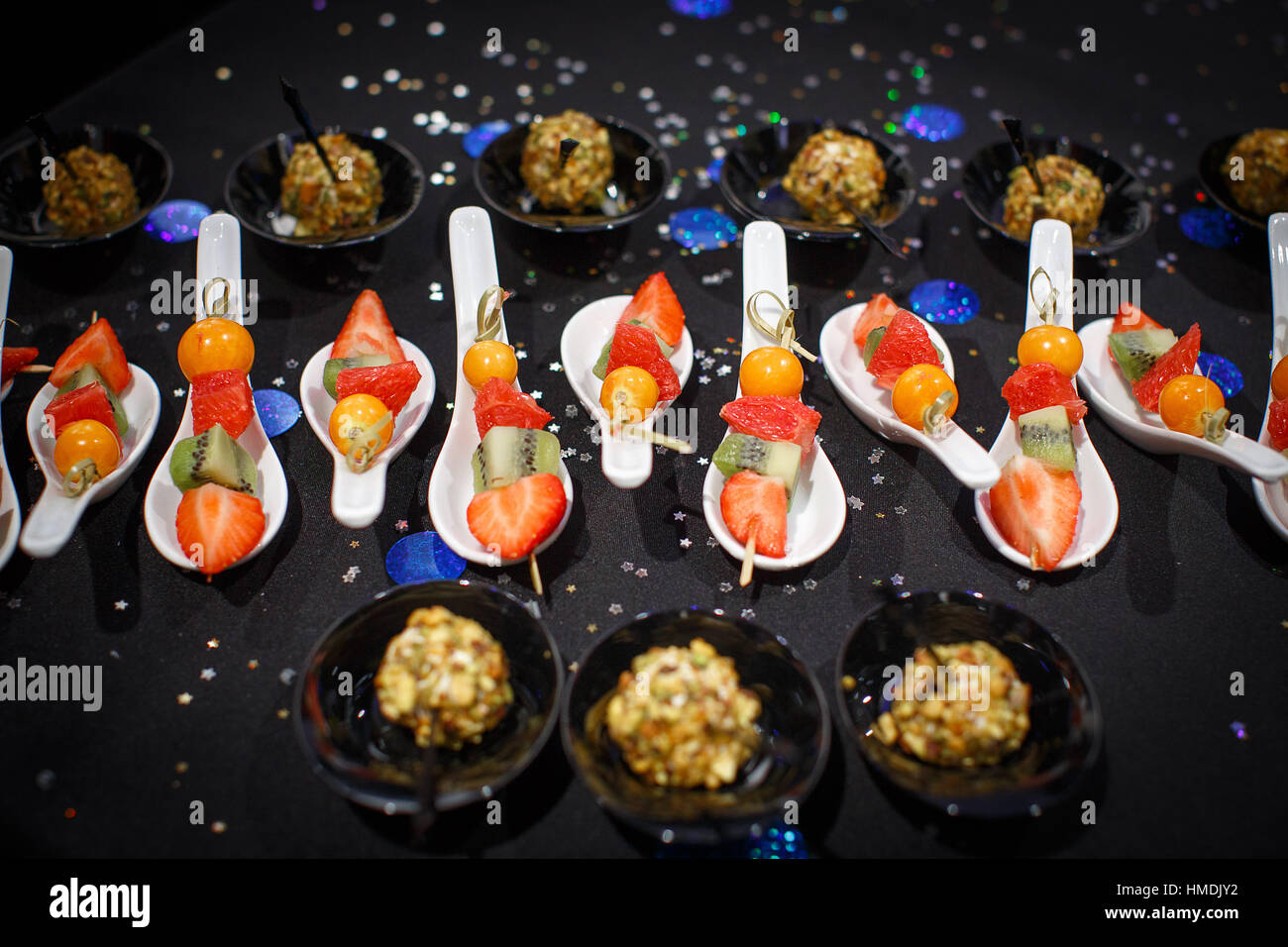 Frutta dolci colorati sul cucchiai di close-up Foto Stock