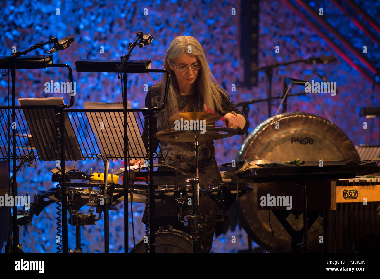 Dame Evelyn Glennie & Trilok Gurtu eseguire "il ritmo in Me', al Celtic Connections Festival a Glasgow, in Scozia. Foto Stock