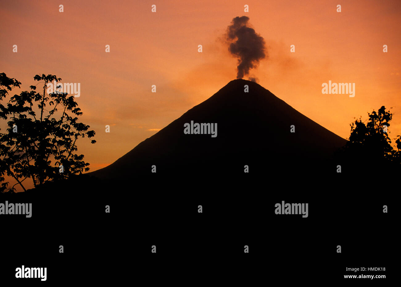 Eruzione del vulcano Arenal a sunrise. Parco Nazionale Arenal, Costa Rica Foto Stock