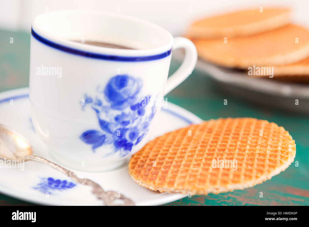 Tazza di caffè con un olandese stroopwafel cookie o caramello waffle. Foto Stock