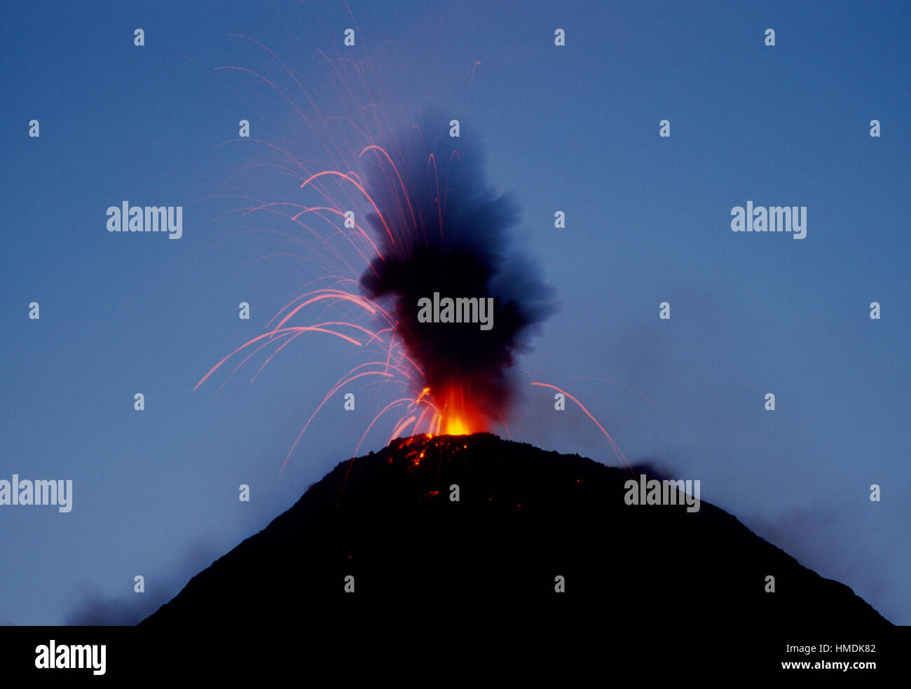 Eruzione del vulcano Arenal all'alba. Parco Nazionale Arenal, Costa Rica Foto Stock