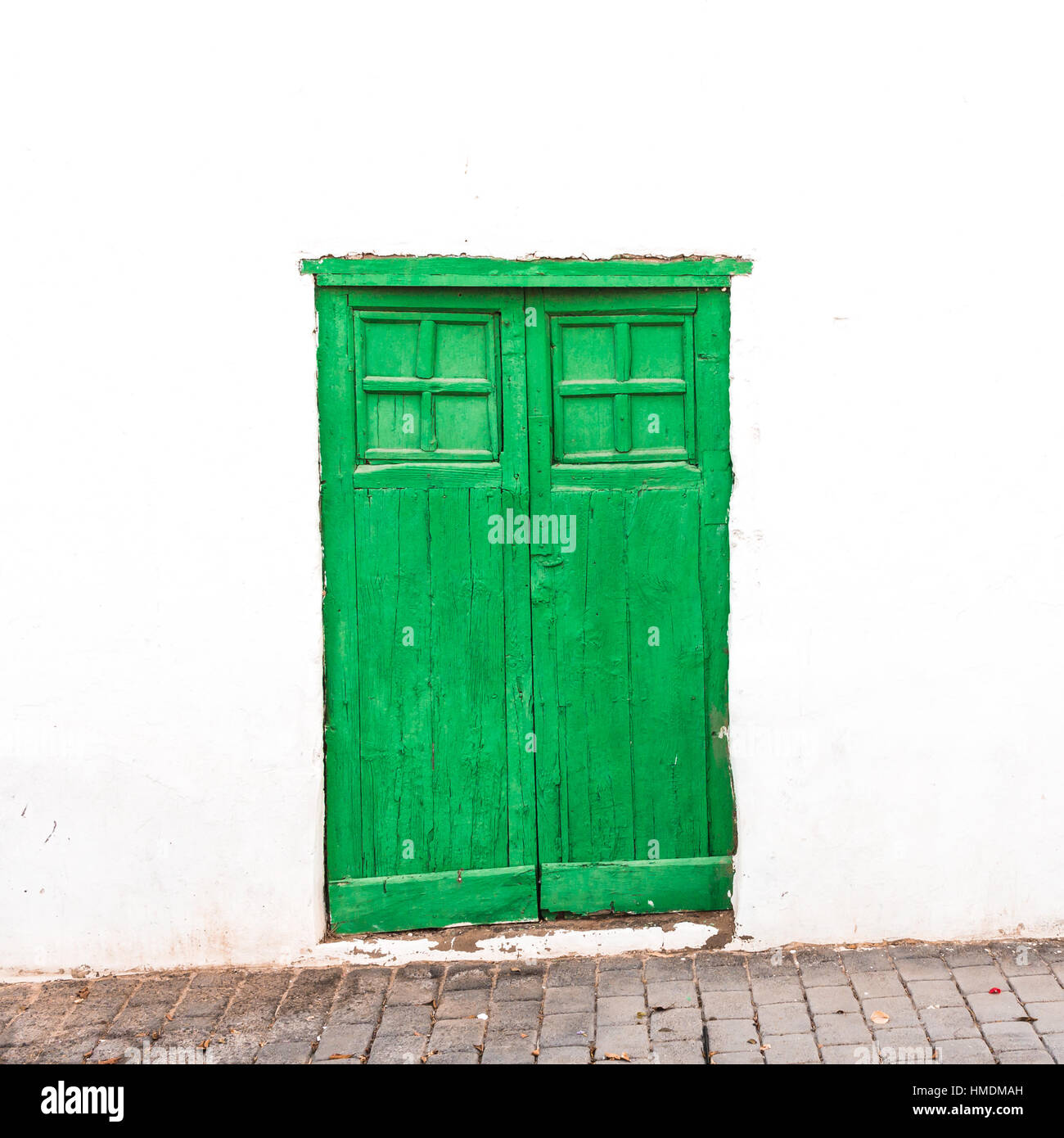 Casa bianco parete con la porta verde Foto Stock
