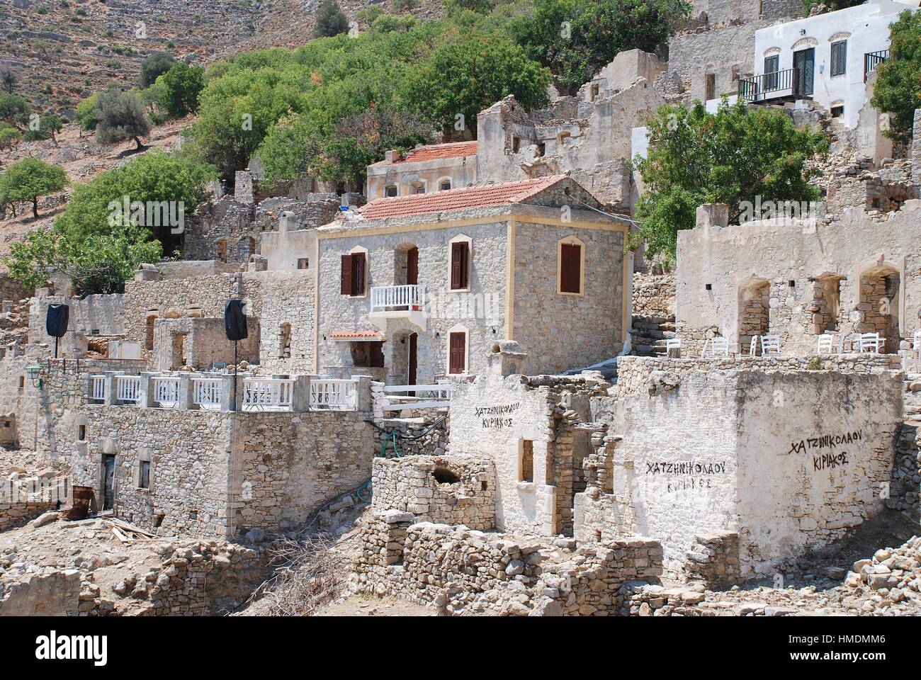 Un bar con musica si erge tra le rovine del villaggio abbandonato di Mikro Chorio sull'isola greca di Tilos. Foto Stock