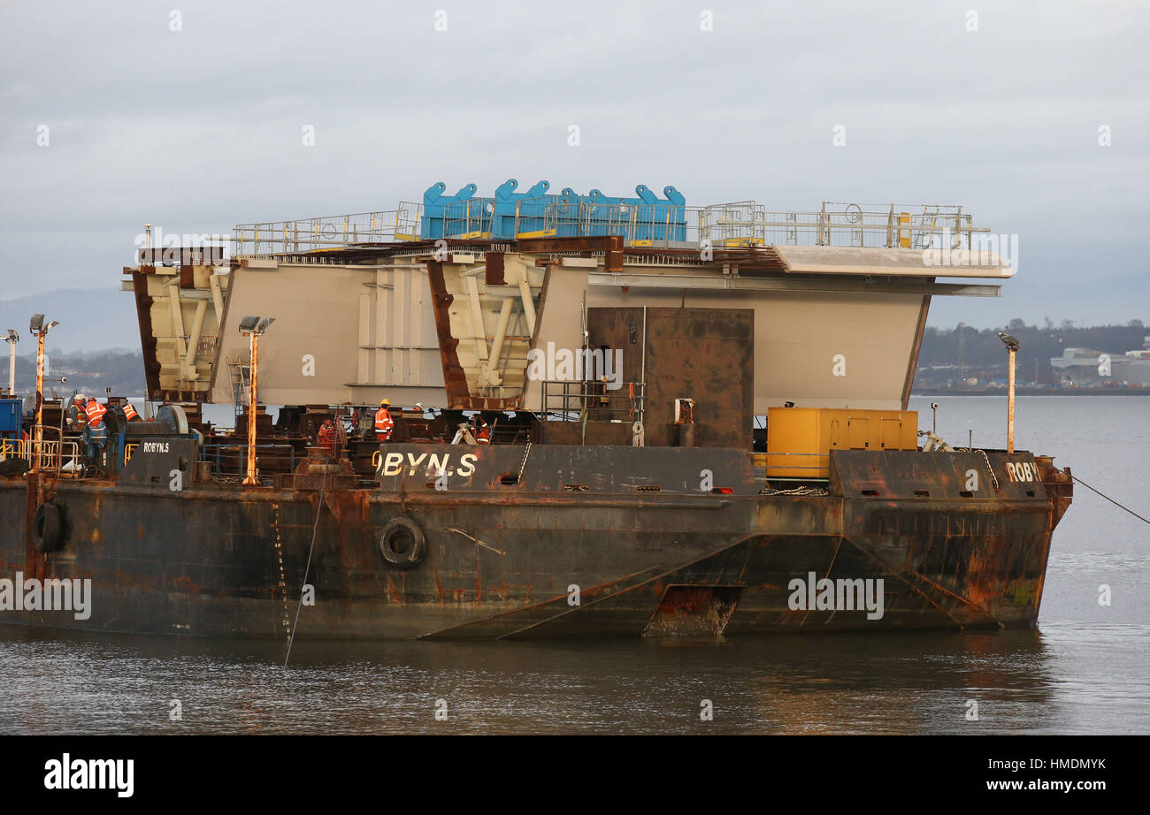 L'ultimo ponte pezzo di Queensferry attraversando il Firth of Forth, si siede su una chiatta che la attendono di essere sollevato in posizione. Una volta che l'operazione di attivazione per avviare il sollevatore inizia, richiederà circa quattro ore per completare l'operazione. Foto Stock