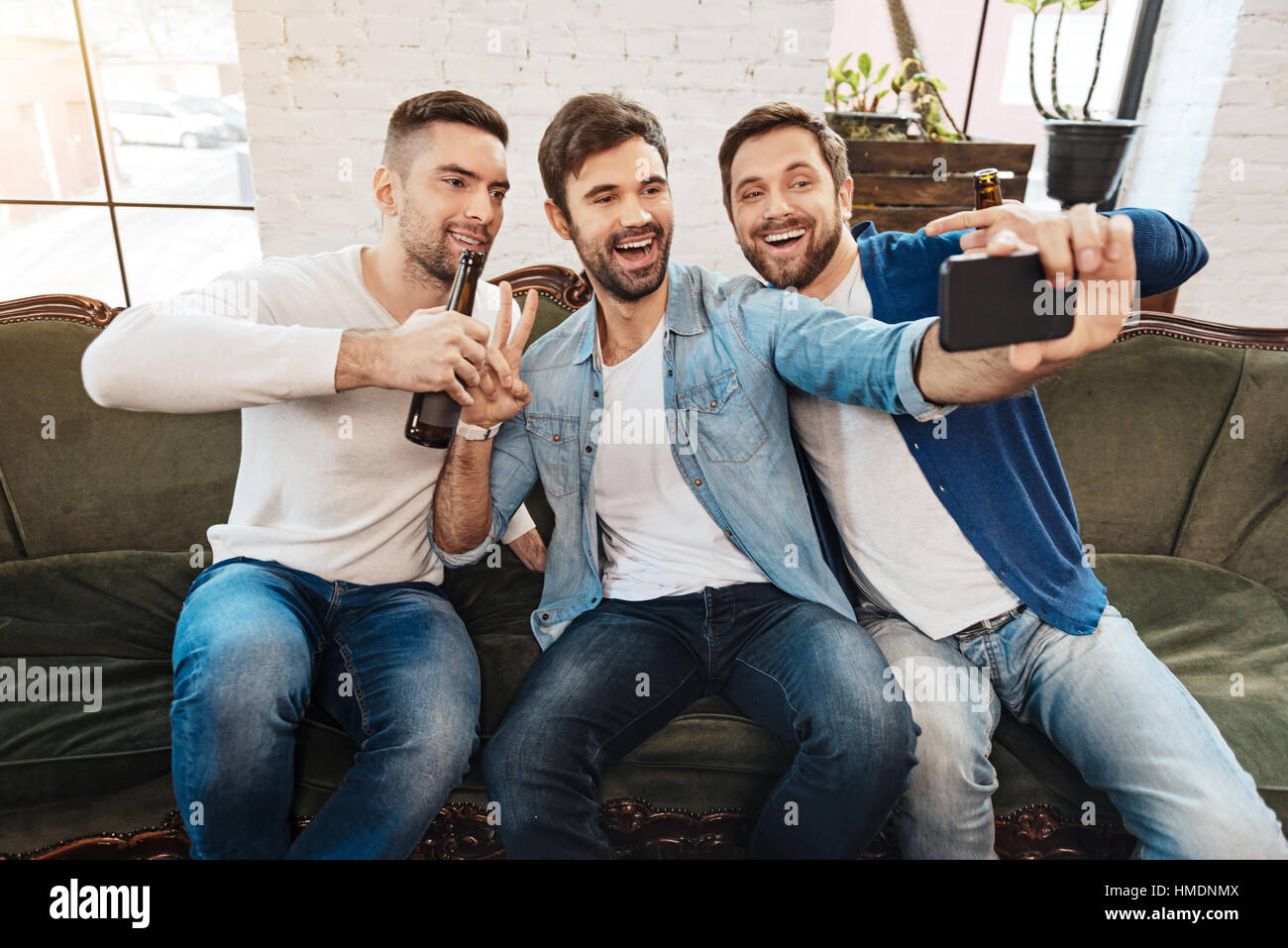 Happy amici maschi prendendo un selfie Foto Stock