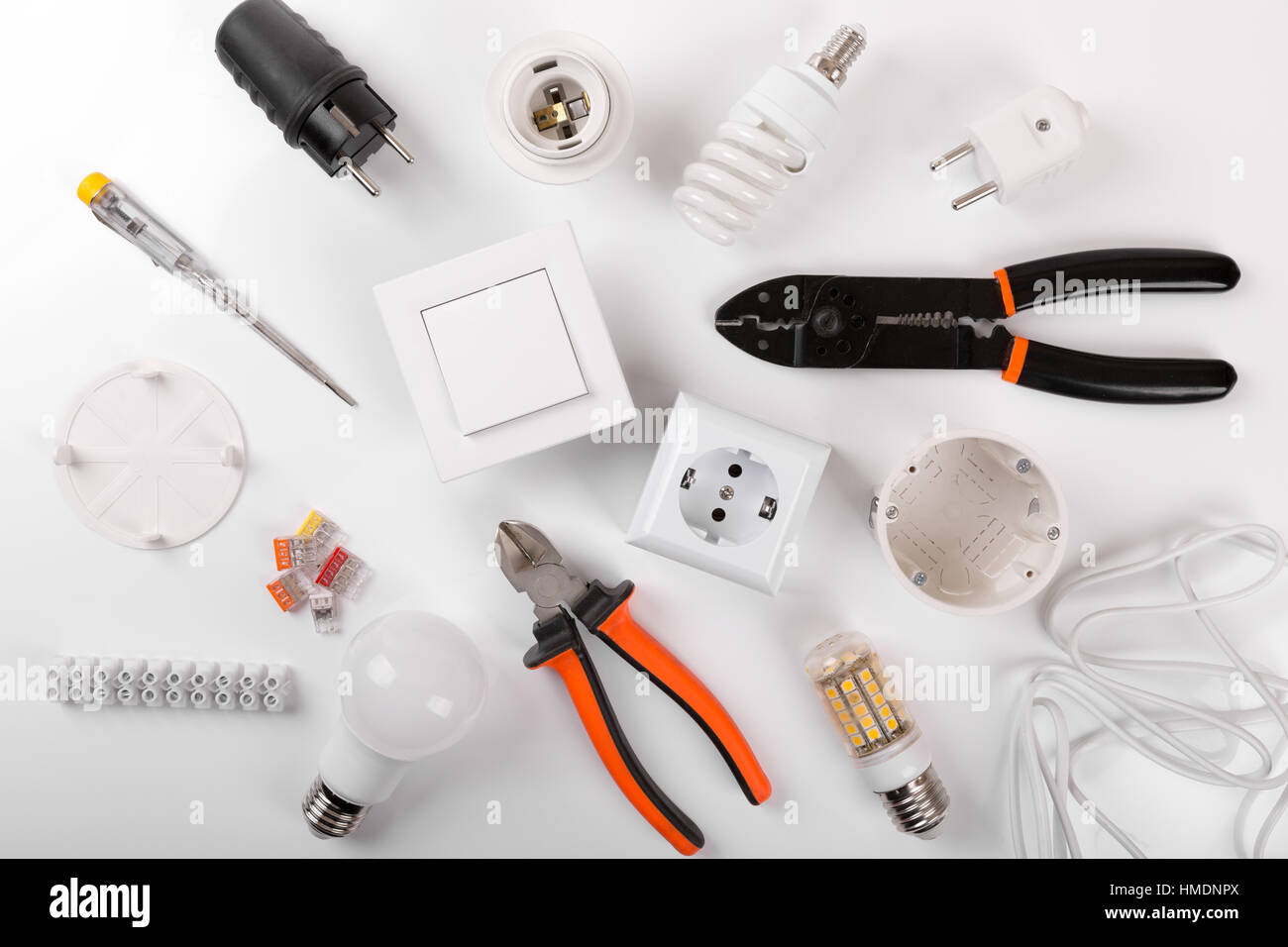 Utensili elettrici e apparecchiature su sfondo bianco. vista superiore Foto Stock