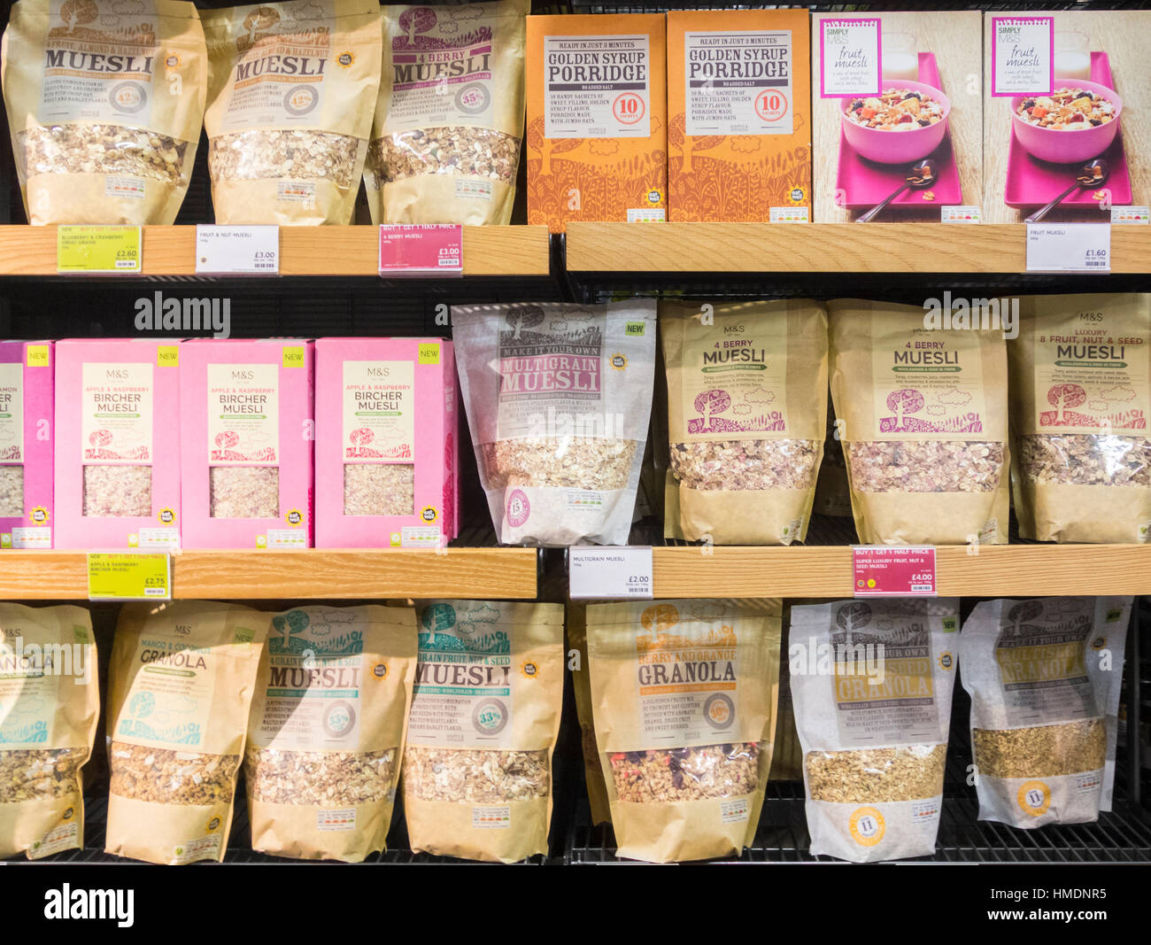 Muesli, granola e porridge di Marks & Spencer il negozio di alimentari. Regno Unito Foto Stock