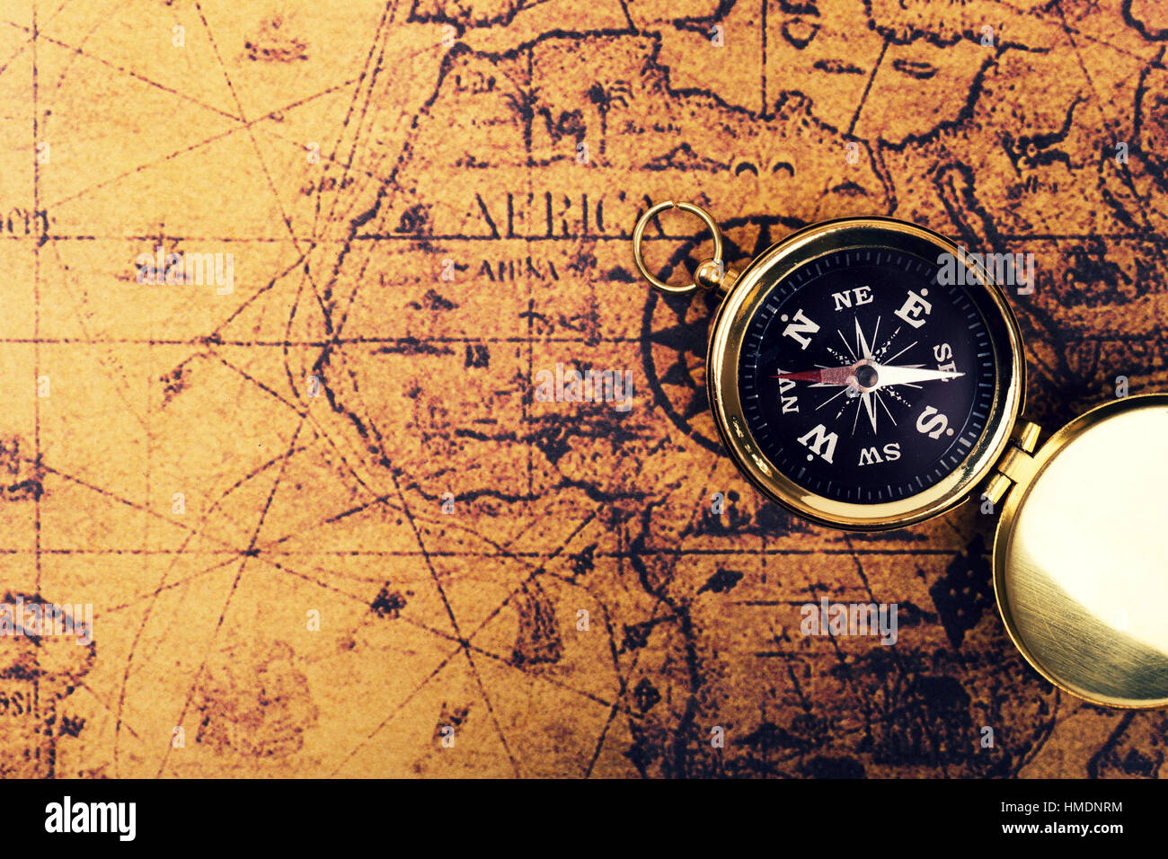Bussola sul vecchio mondo vintage mappa con spazio di copia Foto Stock