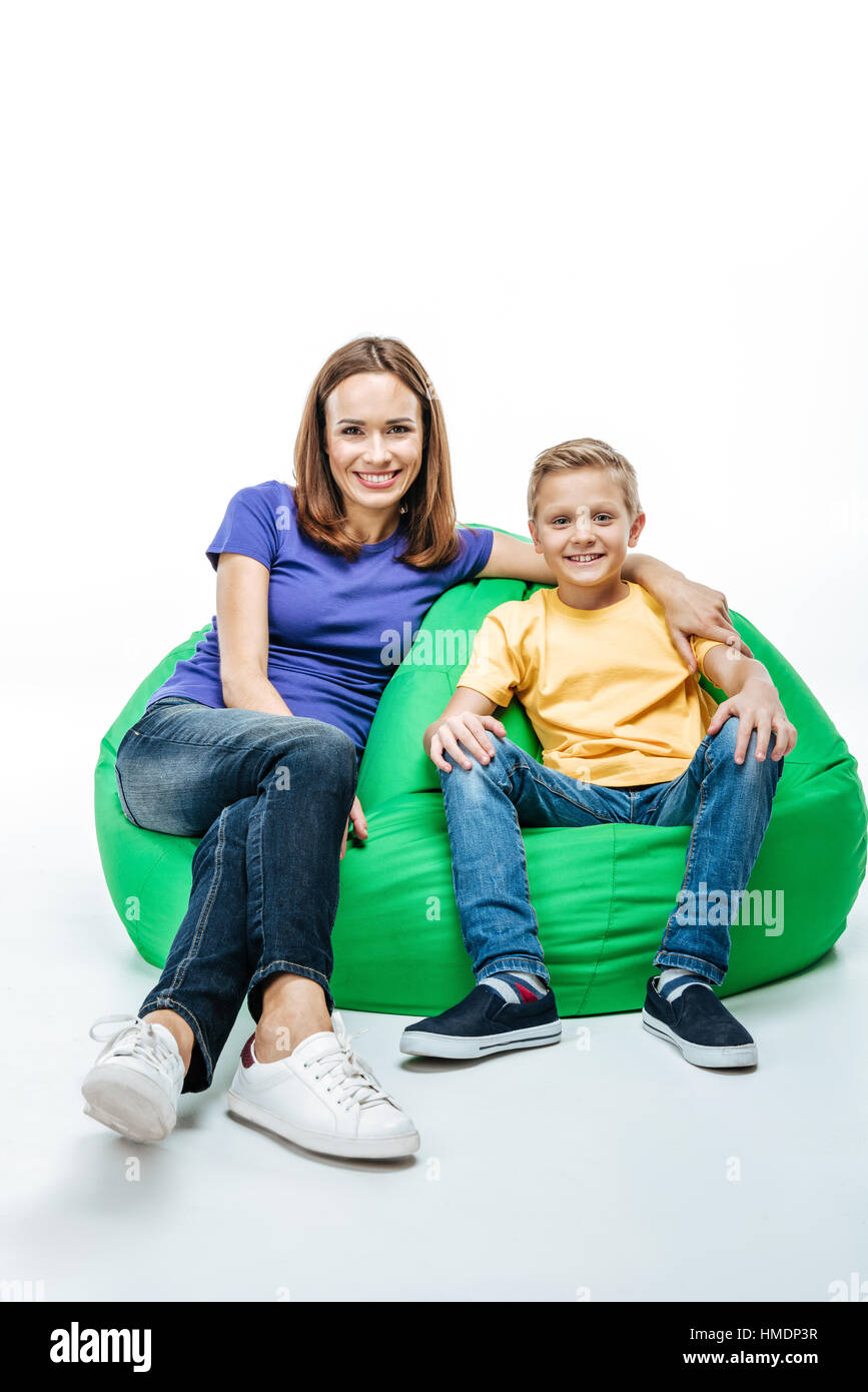 Sorridente madre con Figlio seduto nel sacco-sedia Foto Stock