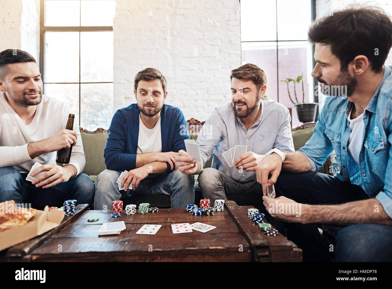 Buona ricerca amici maschi giocando a poker Foto Stock