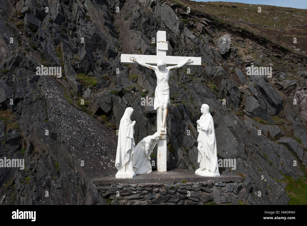 Croce e statue a testa Slea, penisola di Dingle, nella contea di Kerry, Irlanda, Regno Unito Foto Stock