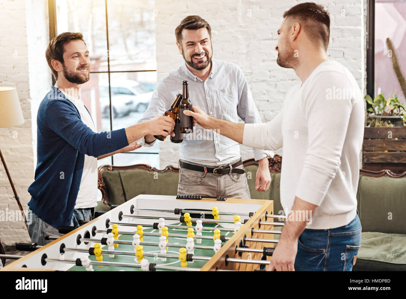 Maschio positivo amici bevendo birra Foto Stock