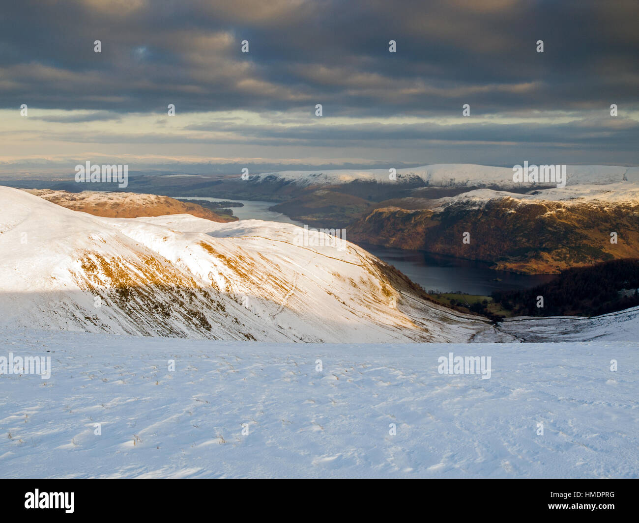 Ullswater in inverno, Parco Nazionale del Distretto dei Laghi con il High Street nella gamma disttance Foto Stock