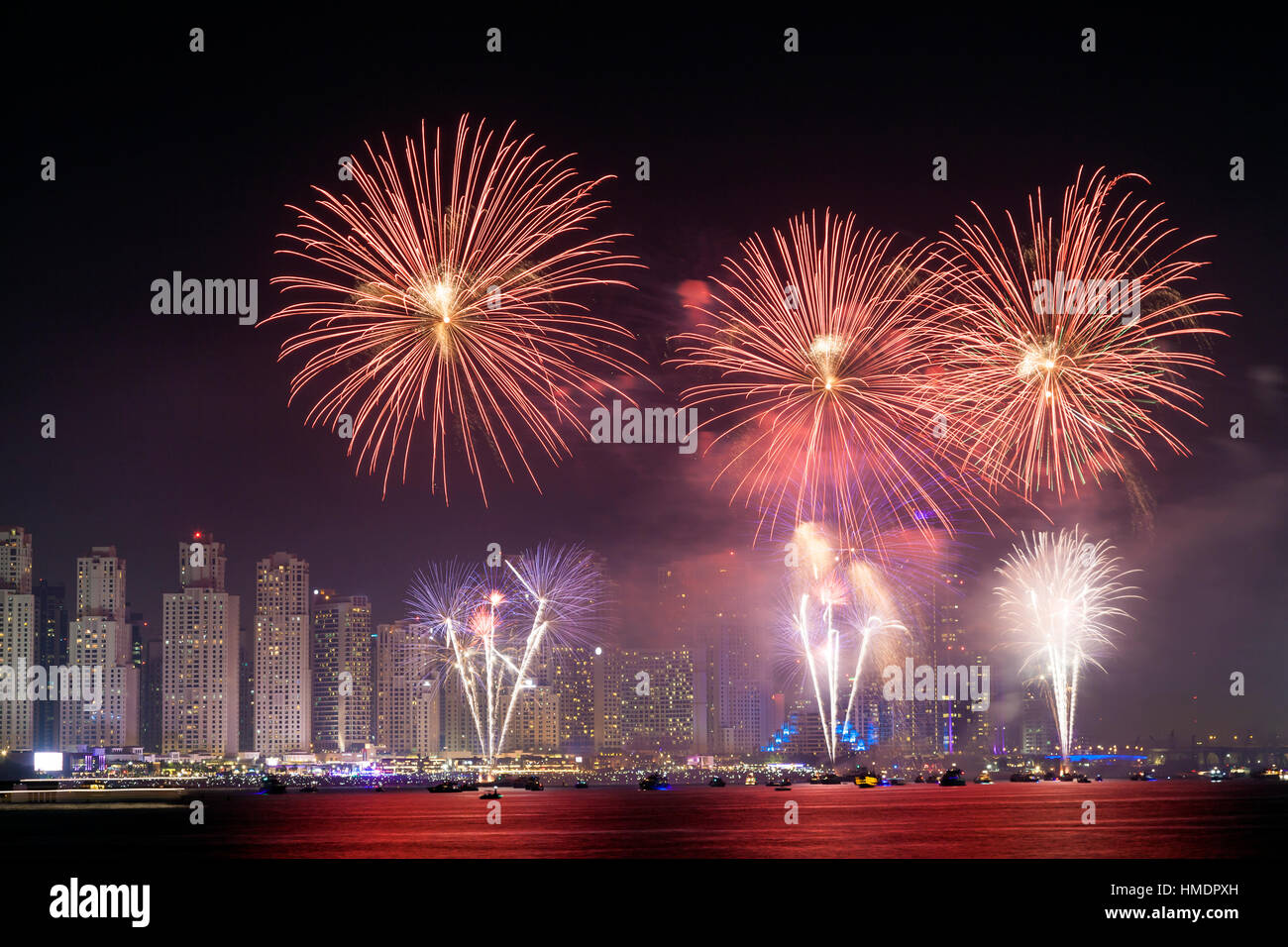 Il quarantacinquesimo UAE celebrazione della festa nazionale fuochi d'artificio in Dubai Marina Foto Stock