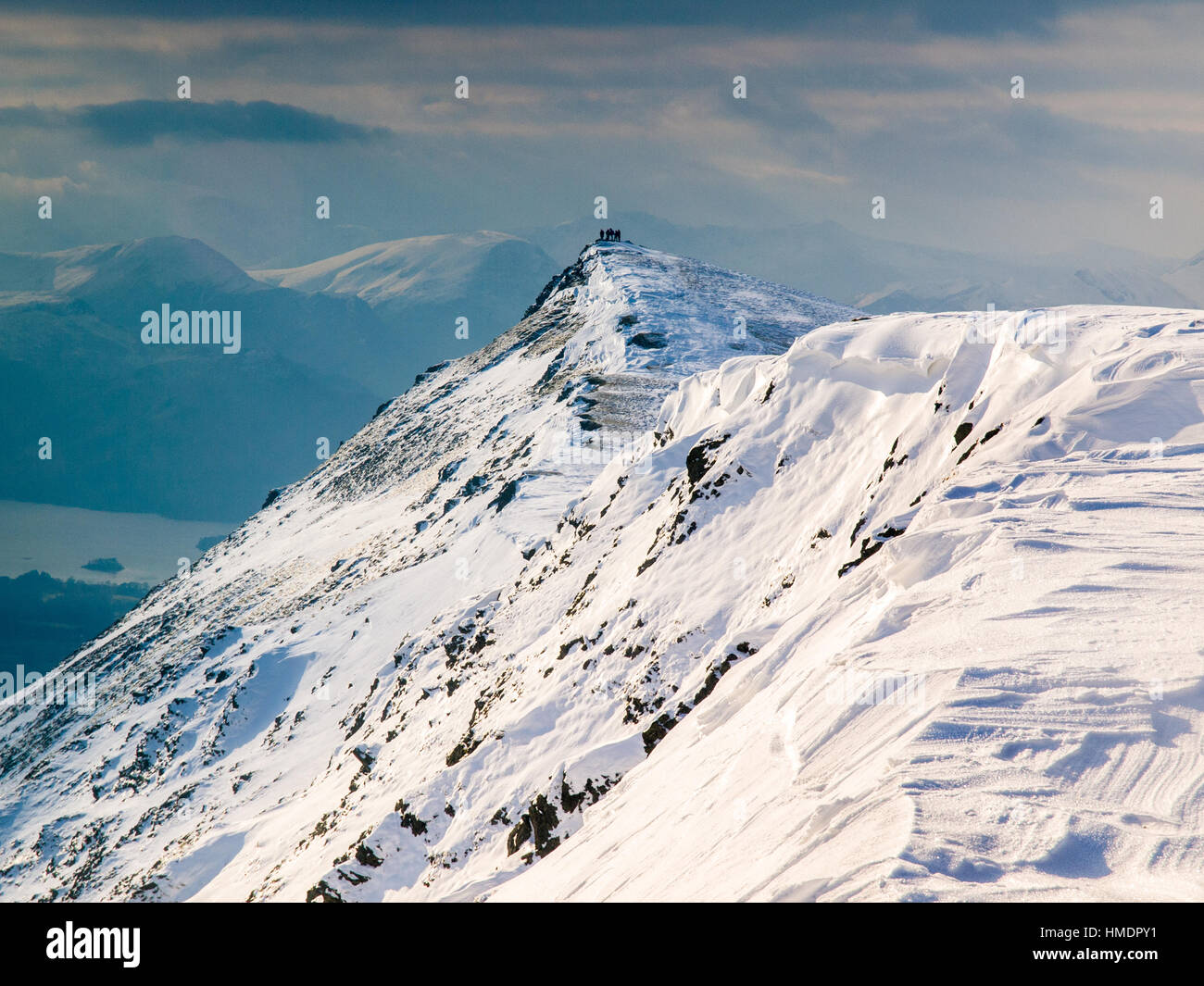 Walkers sul vertice di Blencathra in inverno, Parco Nazionale del Distretto dei Laghi, Cumbria, Regno Unito Foto Stock