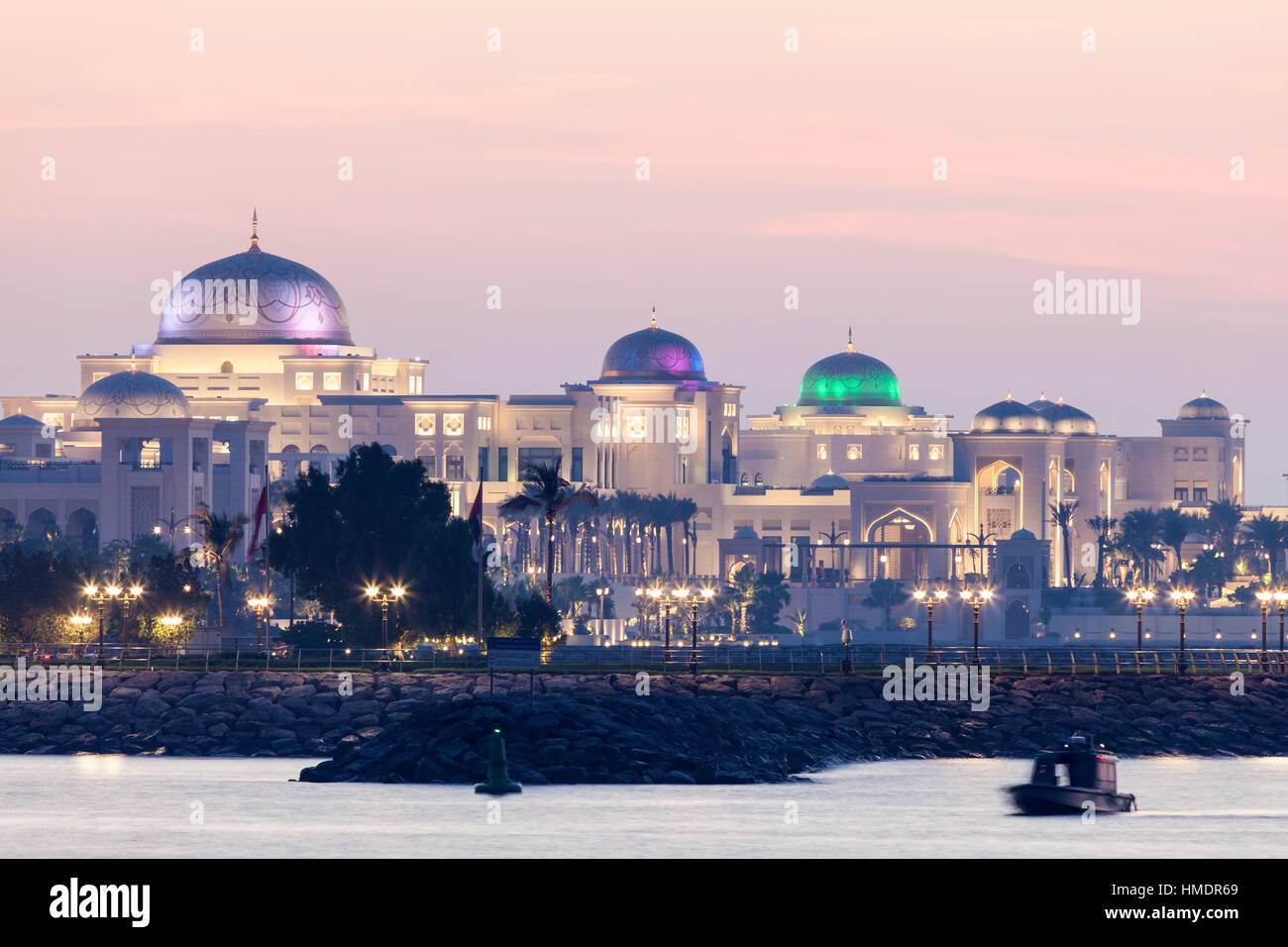 Nuovo Palazzo Presidenziale ad Abu Dhabi illuminata di notte Foto Stock