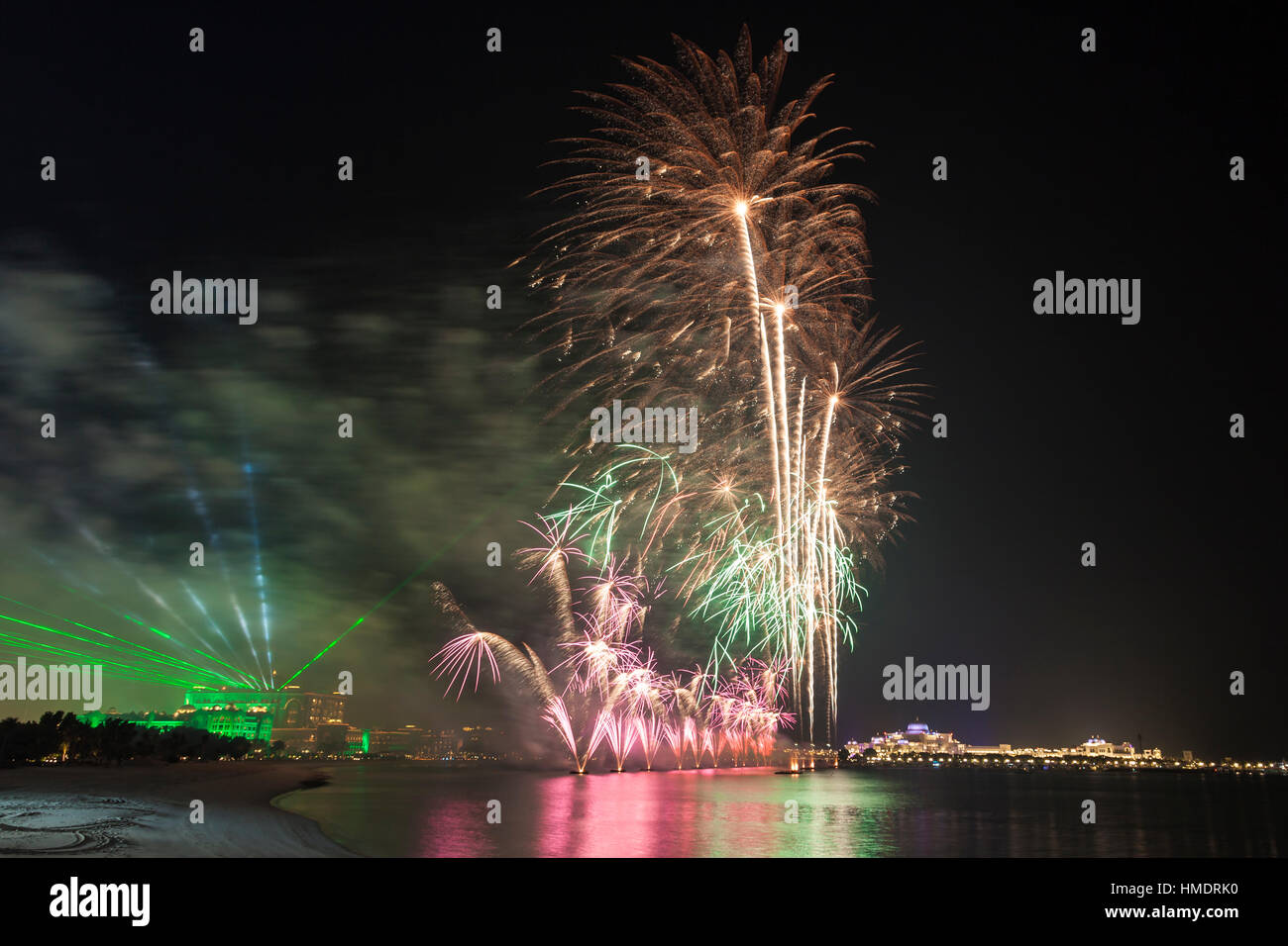 Il quarantacinquesimo UAE celebrazione della festa nazionale fuochi d'artificio di Abu Dhabi Foto Stock