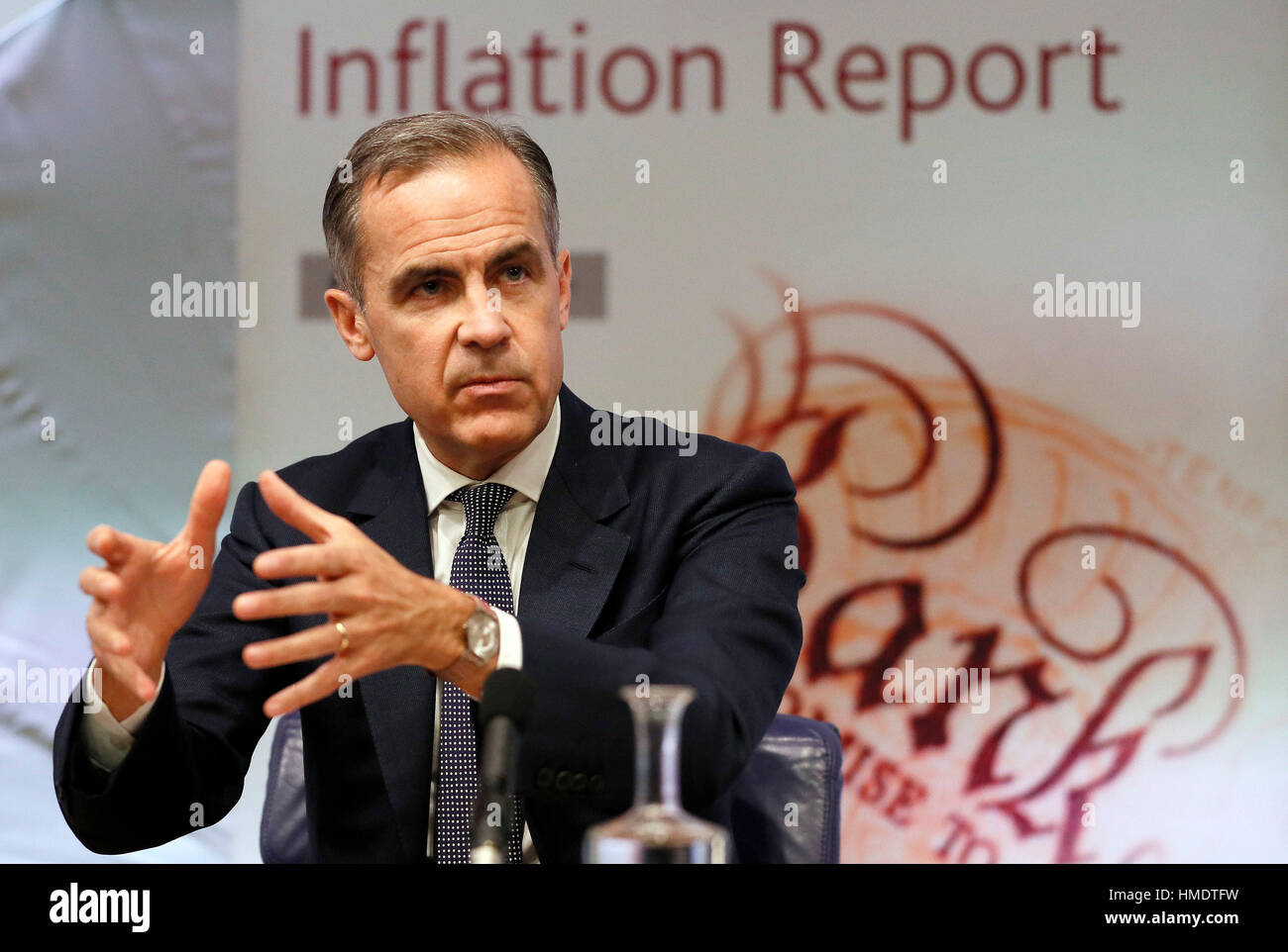 Mark Carney, il governatore della Banca d'Inghilterra, in corrispondenza di un tasso di inflazione trimestrale Relazione conferenza stampa presso la banca di Inghilterra a Londra, come la banca aumentato le sue previsioni di crescita per i prossimi tre anni mentre la spesa pubblica sembra destinato ad aiutare l'economia continua a sfidare Brexit rallentamento paure. Foto Stock