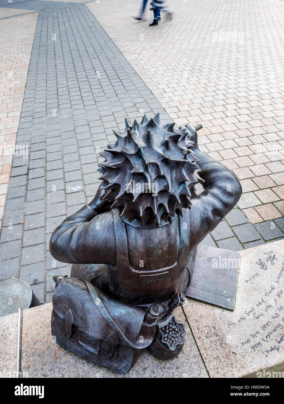 Statua di DC Thomson carattere comico Oor Wullie e i passanti a Dundee Scozia Scotland Foto Stock