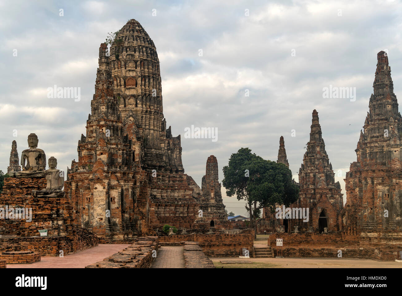 Tempio buddista Wat Chaiwatthanaram, al parco storico di Ayutthaya, Thailandia, Asia Foto Stock