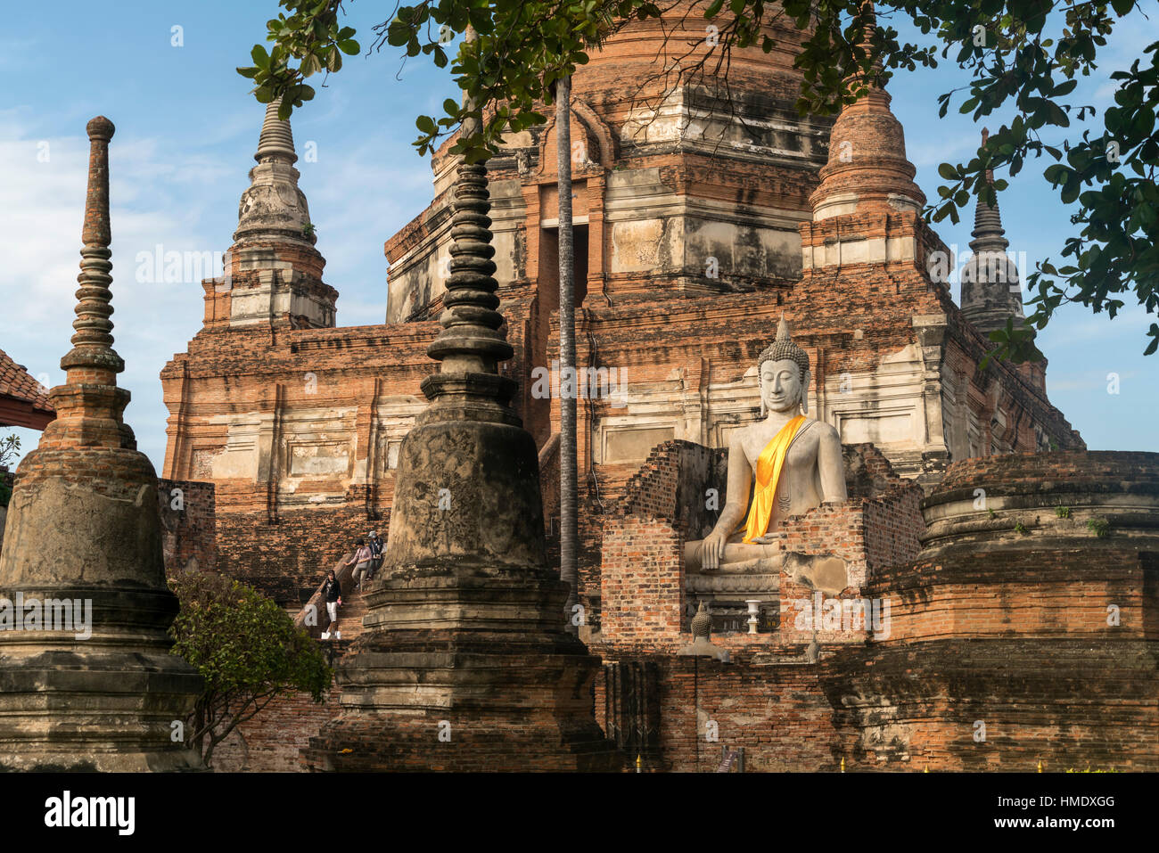Immagine del Buddha e il Chedi di Wat Yai Chai Mongkhon, al parco storico di Ayutthaya, Thailandia, Asia Foto Stock