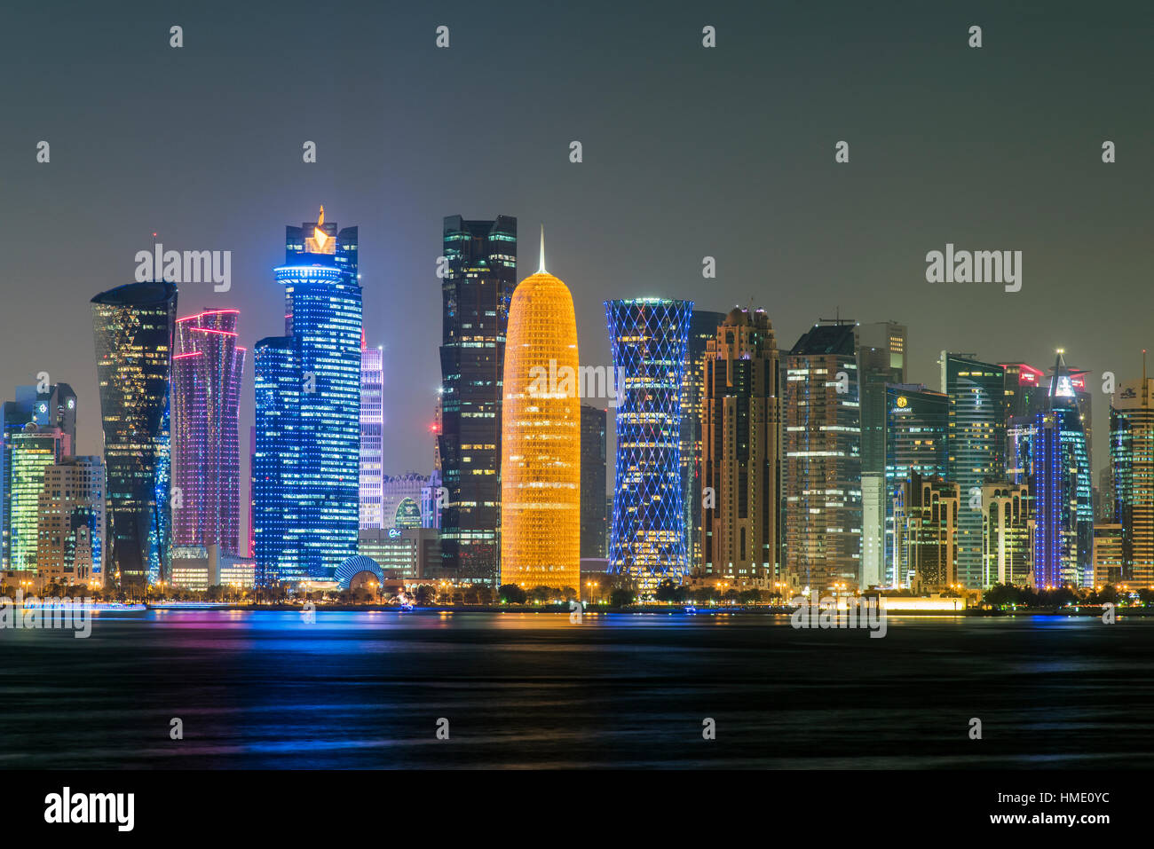 Vista notturna del quartiere degli affari e dello skyline di Doha, in Qatar Foto Stock
