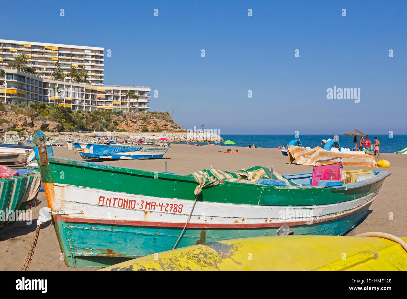 Torremolinos, provincia di Malaga, Costa del Sol, Spagna. Vista lungo la spiaggia di Carihuela al Castillo de Santa Clara appartamenti. Foto Stock